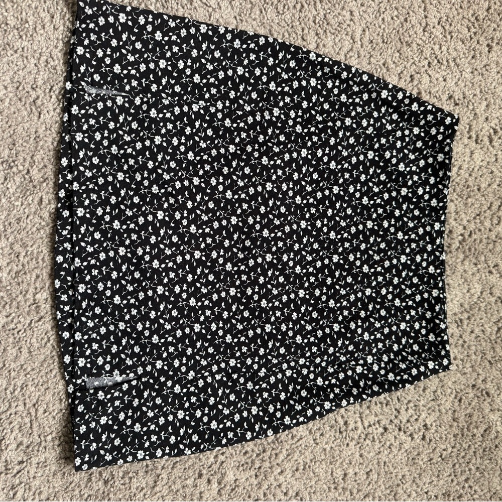 Brandy Melville Black and White Floral Mini Skirt